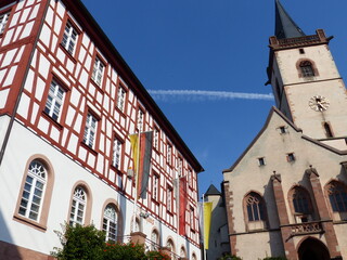 Fototapeta na wymiar Altes Fachwerk-Rathaus und Sankt-Martin-Kirche in Lorch am Rhein