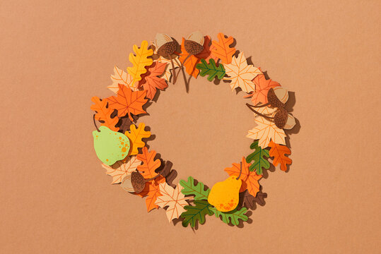 Tound frame autumn leaves