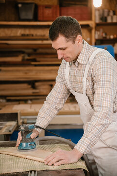 Male joiner polishing lumber plank