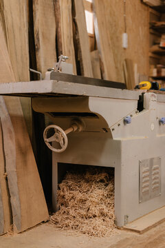 Jointer machine with wooden chips