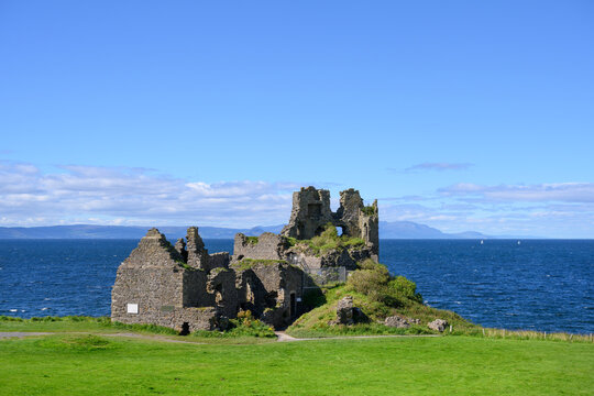 UK, Scotland, Ruins of Dunure Castle with Irish Sea in background