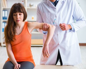 Obraz premium Doctor neurologist examining female patient