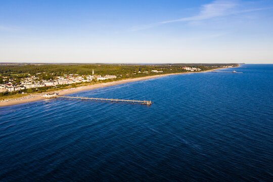 Germany, Mecklenburg-Western Pomerania, Heringsdorf, Aerial view of beach and coastal town at dawn