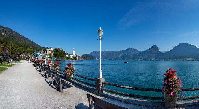 Austria, Upper Austria, Saint Wolfgang im Salzkammergut, Empty benches along lakeshore promenade in summer