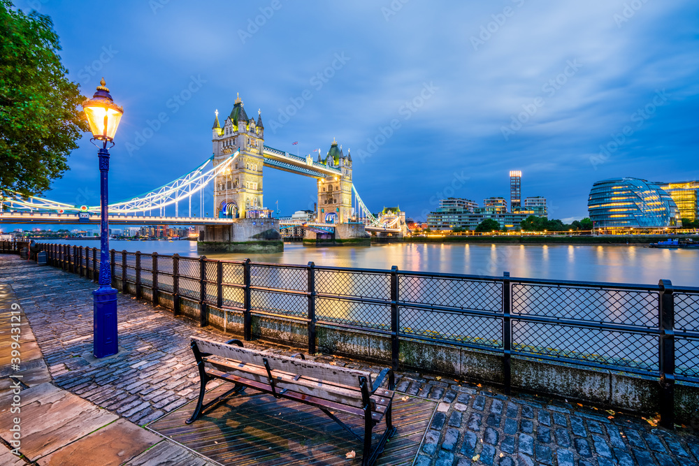 Poster tower bridge at dusk in london. england