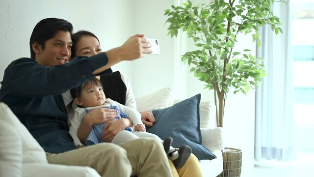 スマートフォンでセルフィーを撮る家族