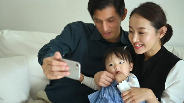 スマートフォンでテレビ電話をする家族