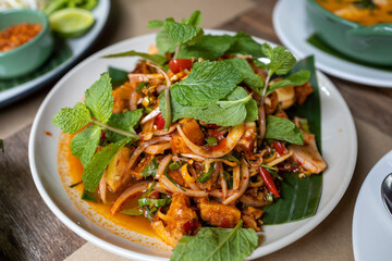 Yum gai krob, Thai spicy crispy chicken salad