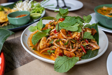 Yum gai krob, Thai spicy crispy chicken salad