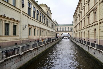 Fototapeta premium St. Petersburg, Russia - November, 2020 Bridge of Winter channel near the buildings Ermitage Museum. Historical centre of the city, Famous Arch 
