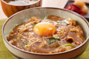 お出汁がきいたカレー丼　みそ汁付き　卵黄のせ