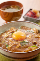 お出汁がきいたカレー丼　みそ汁付き　卵黄のせ