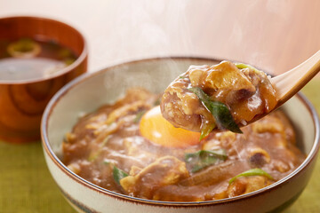 お出汁がきいたカレー丼　みそ汁付き　卵黄のせ