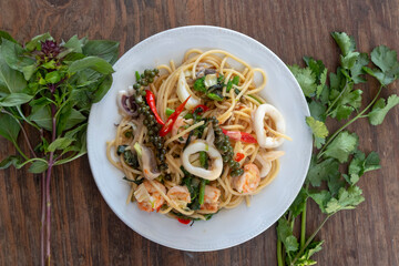 Spaghetti Thai style with fresh green pepper, squid and shrimps