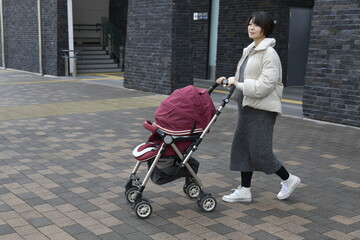 バス停でバスを待つ妊婦の女性