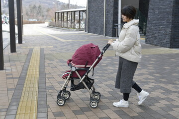 バス停でバスを待つ妊婦の女性