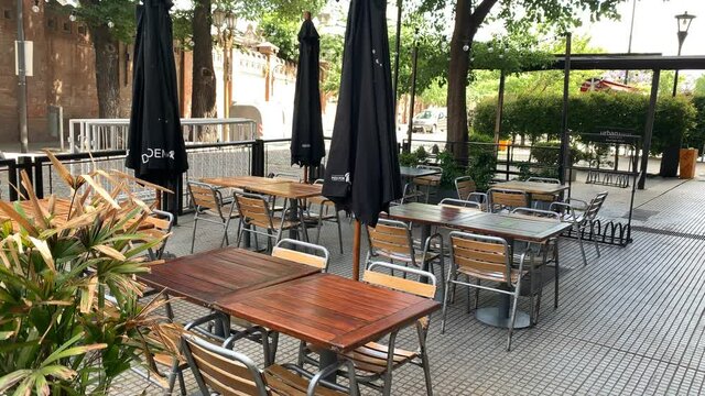 Sillas de bar/ restaurante vac&iacute;as al aire libre / Empty outdoor bar / restaurant chairs