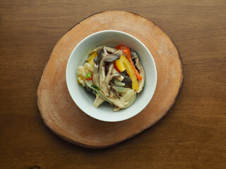 느타리버섯과 채소를 같이 넣고 볶은 요리
