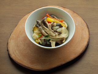 느타리버섯과 채소를 같이 넣고 볶은 요리
