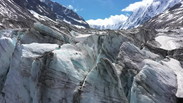 Le glacier d'argentière vue par drone en été, Haute Savoie, France 