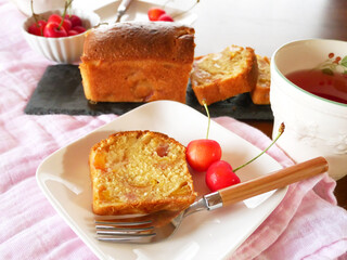 焼き立てのさくらんぼのパウンドケーキ