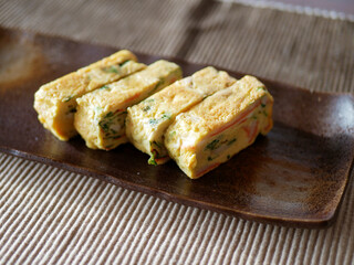 和風のお皿に乗せられたカニカマ入り卵焼き