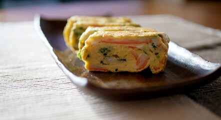 和風のお皿に乗せられたカニカマ入り卵焼き © 米田 伶