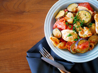 家庭菜園で採れた夏野菜（トマト、ナス）と鶏胸肉のソテー