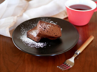 テーブルに置かれたガトーショコラとハーブティー