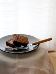 テーブルに置かれたガトーショコラとハーブティー