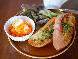 テーブルに乗せられたランチ　ガーリックトーストとコーヒー