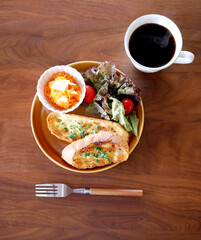 テーブルに乗せられたランチ　ガーリックトーストとコーヒー