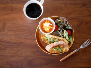 テーブルに乗せられたランチ　ガーリックトーストとコーヒー