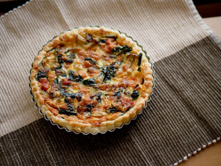 ランチョンマットに乗せられた焼きたてのキッシュ