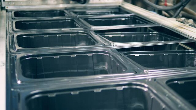 Black plastic containers thermoforming process