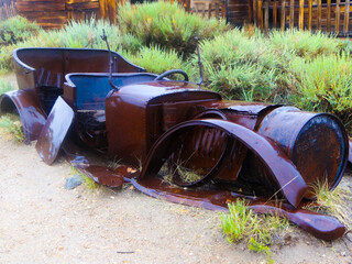 photography of a crumbled, rusty car