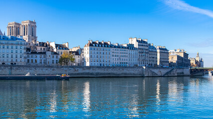 Obraz premium Paris, ile saint-louis and quai aux Fleurs, beautiful ancient buildings, with the Notre-Dame cathedral 