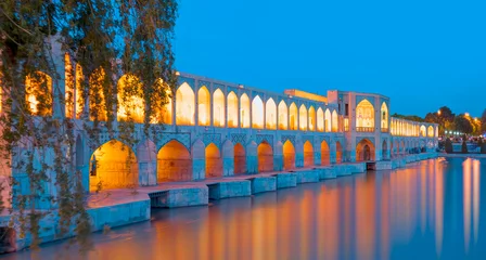 Cercles muraux Pont Khadjou People resting at the ancient Khaju Bridge at twilight blue hour - Isfahan, Iran
