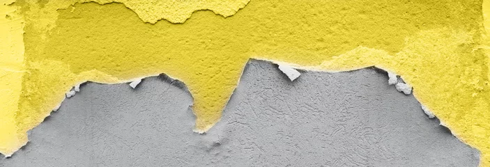 Gebrochene Betonwand mit alten Farbschichten. Banner. Platz kopieren. Demonstriert die trendige Farbe des Jahres 2021. Leuchtendes Gelb und ultimatives Grau. Zweifarbig © jchizhe