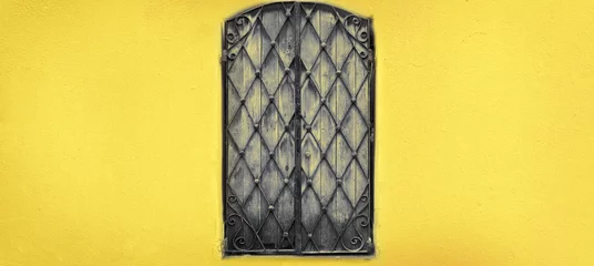 Holz- und Metalltür an rosafarbener Wand mit Kopierraum. Textur-Hintergrund. Pop-Art-Konzept, Vintage-Stil. Demonstriert die trendige Farbe des Jahres 2021. Leuchtendes Gelb und ultimatives Grau. Zweifarbig © jchizhe