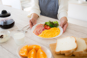 スクランブルエッグの朝食、パン食、洋食