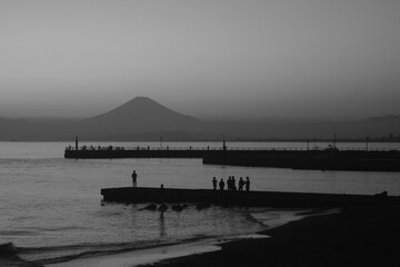 Obraz premium オールドレンズで撮影した湘南から望む富士山