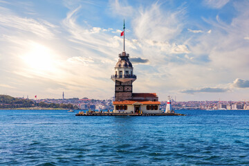 Obraz premium The Maiden's Tower in the Bosphorus strait, famous landmark of Turkey, Istanbul