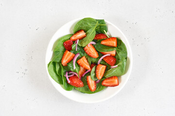 Salad with strawberry and spinach