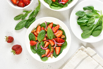 Salad with strawberry, red onion and spinach
