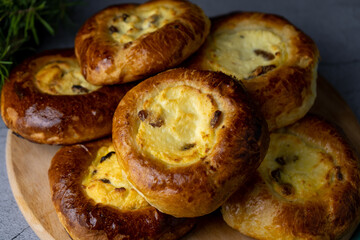 Traditional Russian baking pastry vatrushka, round buns, curd tart selective focus, closeup. Cheesecake with cottage cheese. Rustic food Photography.
