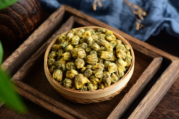 Close-up pictures of fetal chrysanthemum on the background of retro Chinese style