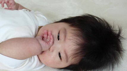 うつ伏せから頭を上げた赤ちゃんの涎 0歳 生後4ヶ月 女の子 Asian Poster Asi Poko42