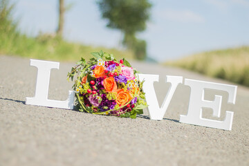 LOVE Hochzeit Brautstrauß - 399495432