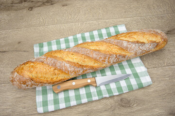 baguette de pain française sur une table